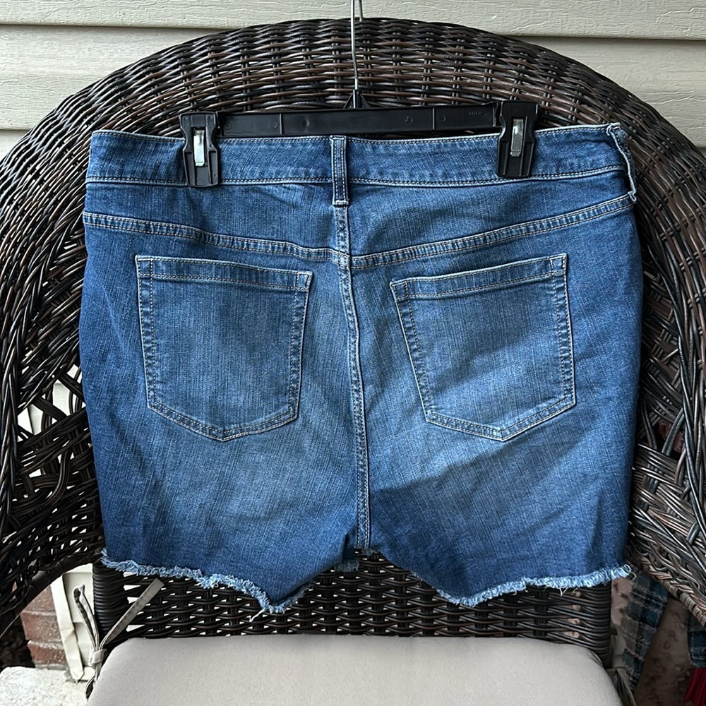Torrid 5 Inch Vintage Stretch Mid-Rise Short 12 - Picture 7 of 13